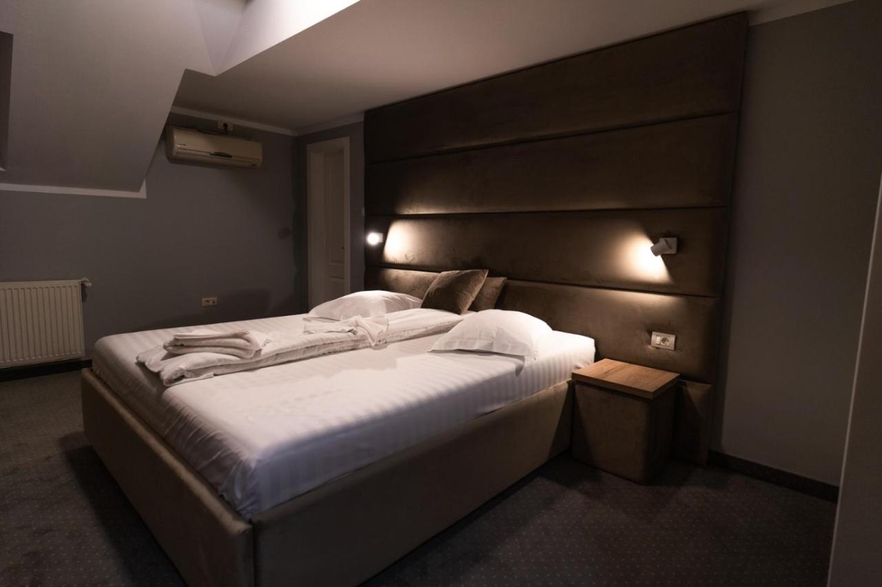 Camere De Inchiriat Elisei ทิมิชัวรา ภายนอก รูปภาพ