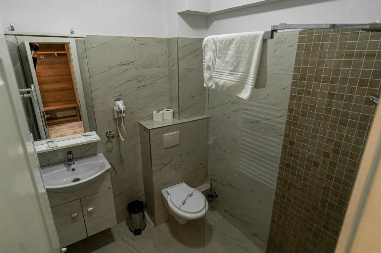Camere De Inchiriat Elisei ทิมิชัวรา ภายนอก รูปภาพ